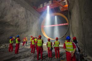 白鶴灘水電站右岸壓力鋼管豎井吊裝正式啟動