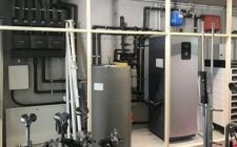 獨立式住宅，配有太陽能電池和地熱空調