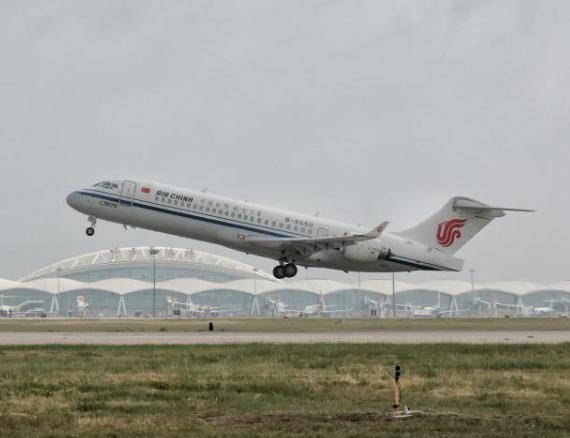 “身披”五星紅旗 國產飛機C909首次載旗執行國際商業航班