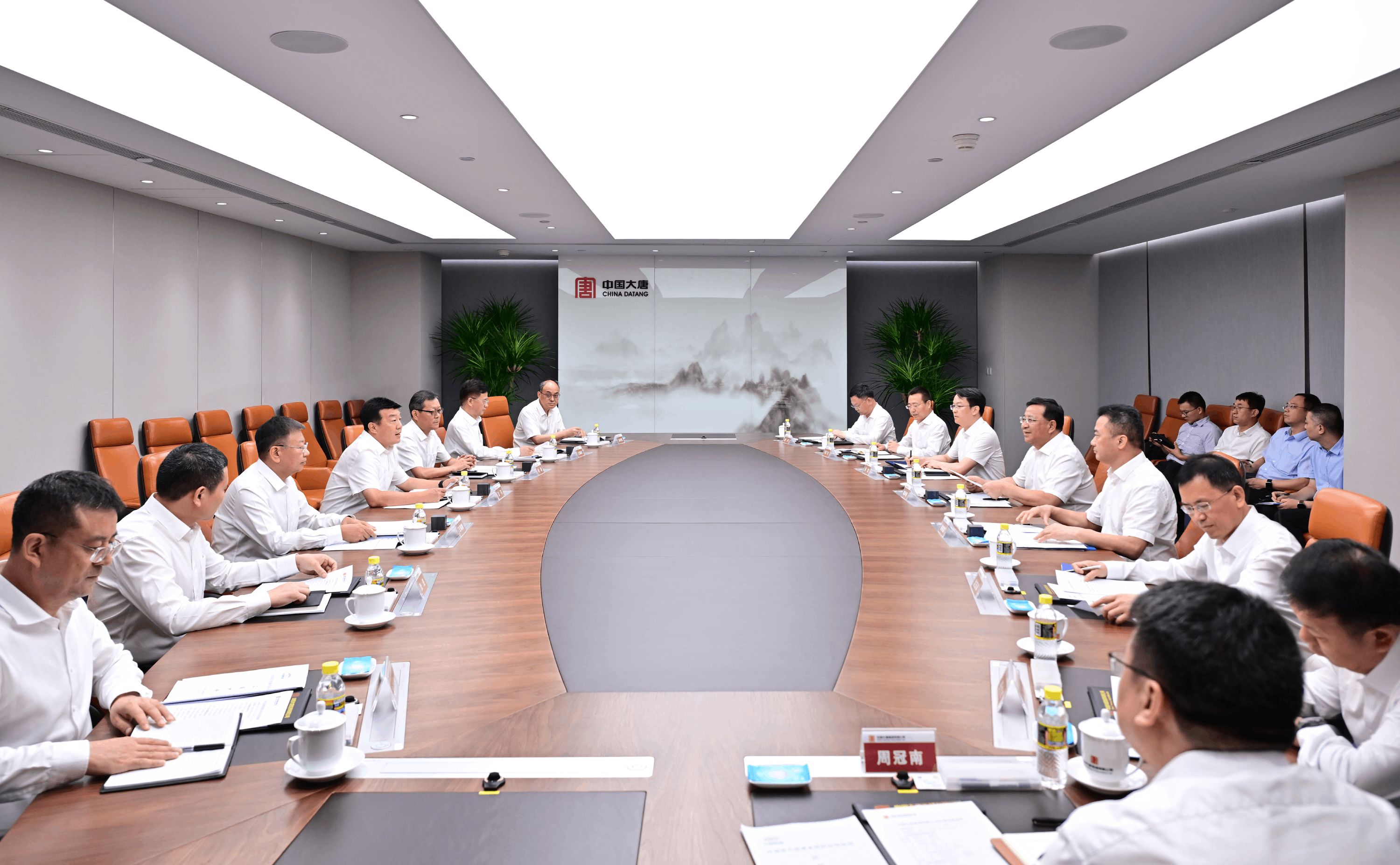 中國大唐董事長呂軍與中國鐵建董事長戴和根會(huì)談