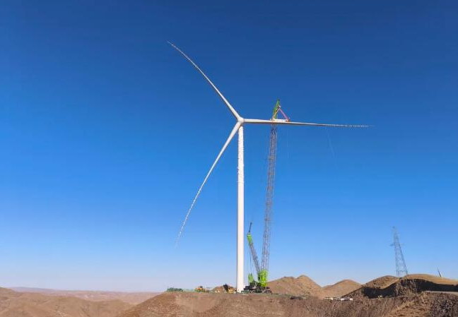 甘肅天祝10萬千瓦風(fēng)電項目完成首臺風(fēng)機(jī)吊裝