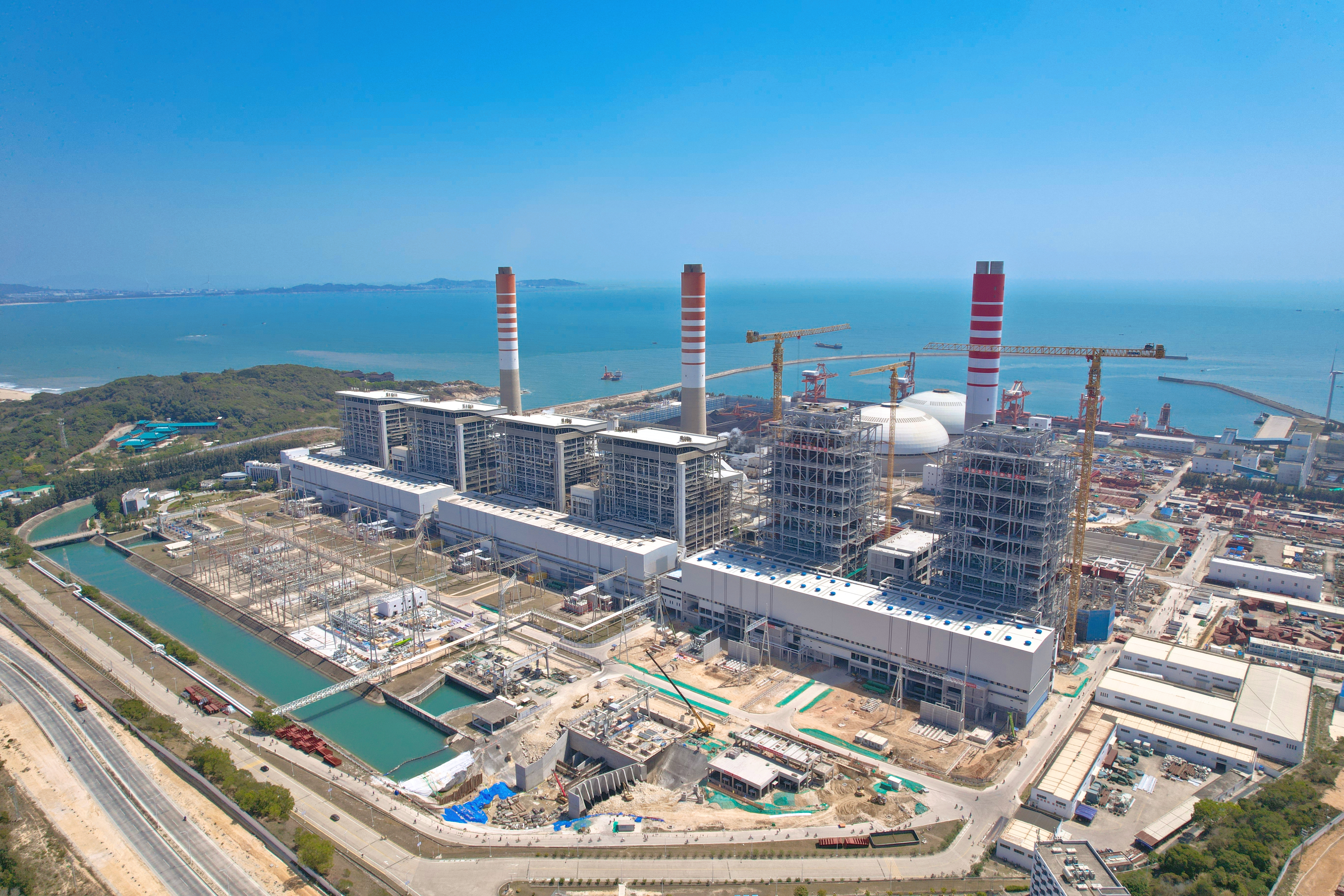 中國能建建筑集團華能海門百萬項目5號機組高加及蒸冷器全部吊裝完成